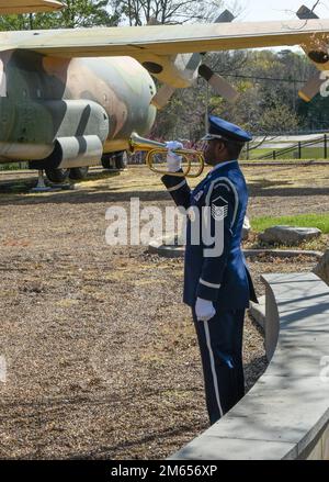 STATI UNITI Lonnie Brooks, 145th Force Support Squadron gioca a tap con un bugle durante la cerimonia annuale di dedica del Memorial Wall tenutasi presso la base della Guardia Nazionale dell'aria del North Carolina, Charlotte Douglas International Airport, il 3 aprile 2022. Il suono di un bugler che suona “tap” è un richiamo a ricordare coloro che hanno dato la vita al servizio degli Stati Uniti. Foto Stock