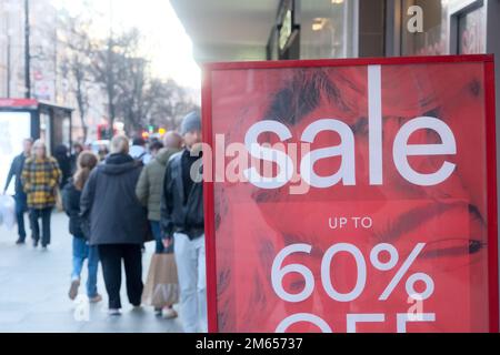 Oxford Street, Londra, Regno Unito. 2nd gennaio 2023. Acquirenti nel centro di Londra alle vendite di gennaio. Credit: Matthew Chattle/Alamy Live News Foto Stock