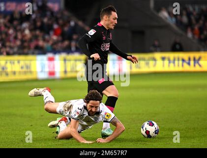 Connor Roberts di Burnley (a destra) supera Joe Allen di Swansea City durante la partita del campionato Sky Bet al Swansea.com Stadium, Swansea. Data immagine: Lunedì 2 gennaio 2023. Foto Stock