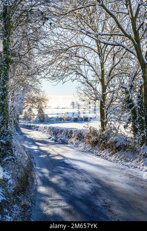 Neve d'inizio inverno su una corsia vicino al villaggio Cotswold di Birdlip, Gloucestershire, Inghilterra UK Foto Stock
