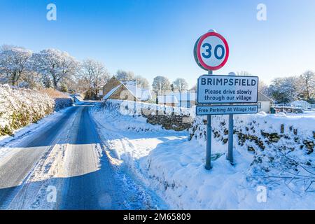 Neve d'inverno al villaggio Cotswold di Bridpsfield, Gloucestershire, Inghilterra UK Foto Stock