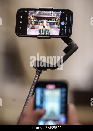 Vatikanstadt, Vaticano. 02nd Jan, 2023. Il corpo del defunto Papa Benedetto XVI è presentato in pubblico a San Pietro e può essere visto sullo schermo di uno smartphone. Il Papa emerito era morto sabato all'età di 95 anni. Credit: Michael Kappeler/dpa/Alamy Live News Foto Stock