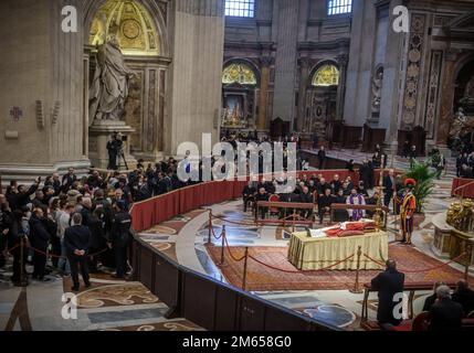 Vatikanstadt, Vaticano. 02nd Jan, 2023. Il corpo del defunto Papa Benedetto XVI è presentato in pubblico a San Basilica di Pietro. Il Papa emerito era morto sabato all'età di 95 anni. Credit: Michael Kappeler/dpa/Alamy Live News Foto Stock