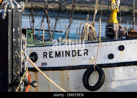 Nave chiamata Reminder, storica chiatta a vela del Tamigi, a Maldon Hythe Quay sul fiume Blackwater, Maldon, Essex, Regno Unito. Parafango pneumatico. Artigianato da diporto Foto Stock