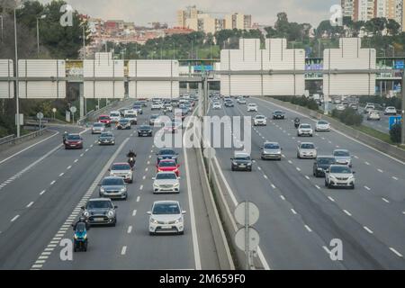 A partire dal 1° gennaio 2023, tutti i comuni spagnoli con più di 50.000 abitanti, territori insulari e quelli con una popolazione di oltre 20.000 persone e che superano i valori limite degli inquinanti regolamentati ​​for dovranno applicare zone a basse emissioni (ZBE) nei loro territori. Circa 150 comuni spagnoli, in cui vivono un totale di 25 milioni di persone e circa il 53% della popolazione nazionale (secondo i calcoli di diverse organizzazioni), sono quelli che devono attuare le ZE, il che implica misure come limitare l'accesso di alcuni veicoli a tali zone, promuovere il coll Foto Stock