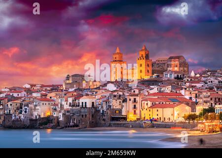 Cefalù, Sicilia, Italia sul Mar Tirreno al tramonto. Foto Stock