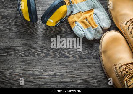 Composizione di indumenti da lavoro di sicurezza su tavola di legno. Foto Stock