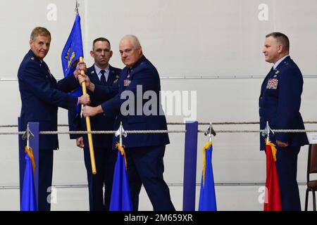 Douglas A. Farnham, consigliere generale del Maine, di sinistra, riceve la guida organizzativa da Brig. Il generale Steven D. Michaud, comandante uscente della Guardia Nazionale aerea del Maine, mentre il capo maestro Sgt. Ryan J. Cote, capo del comando statale del Maine, centro e Brig. Il generale Frank D. Roy, comandante in arrivo, è presente durante una cerimonia di cambio di comando presso la 101st Air Refueling Wing il 3 aprile 2022. (Foto della Guardia Nazionale dell'aria del Maine di Master Sgt. Travis Hill) Foto Stock