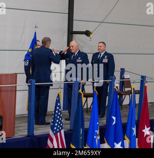 Douglas A. Farnham, l'Adjutante Generale del Maine, a sinistra, e Brig. Il generale Steven D. Michaud, al centro, il comandante uscente della Guardia Nazionale dell'aria del Maine, saluta mentre Brig. Il generale Frank W. Roy, comandante entrante, sta per iniziare il suo comando durante una cerimonia di cambio di comando alla 101st Air Refueling Wing a Bangor il 3 aprile 2022. (Maine Air National Guard foto di Sr. Airman Erick Green) Foto Stock