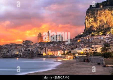 Cefalù, Sicilia, Italia sul Mar Tirreno al tramonto. Foto Stock