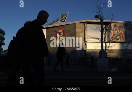 Londra, Inghilterra, 2nd gennaio 2023. Una vista generale dello stadio mentre i tifosi arrivano prima della partita della Premier League al Brentford Community Stadium, Londra. L'accreditamento dell'immagine dovrebbe leggere: Paul Terry / Sportimage Foto Stock