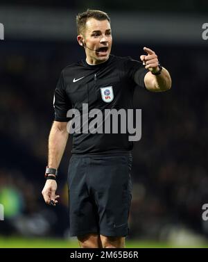 L'arbitro Tom Nield durante la partita del Campionato Sky Bet presso gli Hawthorns, West Bromwich. Data immagine: Lunedì 2 gennaio 2023. Foto Stock