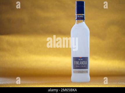 Helsinki, Finlandia - 2 gennaio 2023: Bottiglia ghiacciata di Vodka Finlandia Foto Stock