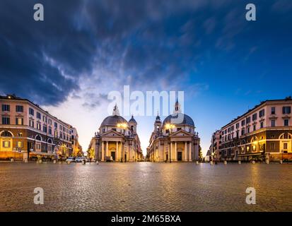 Chiese gemelle di Piazza del Popolo a Roma, Italia al crepuscolo. Foto Stock