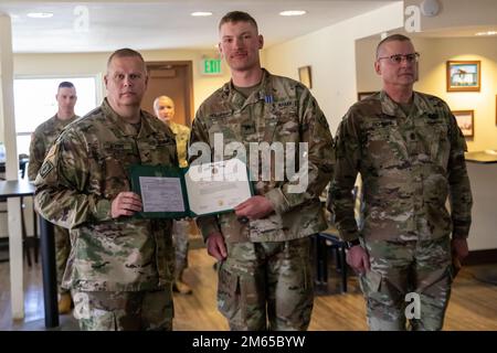 Tyler Holloway della Brigata dell'artiglieria di campo del 115th è nominato ufficiale non commissionato dell'anno per il Concorso migliore guerriero dello Stato e ha ricevuto una medaglia di conquista dell'esercito da Brig. Il generale Steve Alkire al Camp Guernsey Joint Training Center di Wyo il 3 aprile 2022. I guardiani di tutto lo stato hanno partecipato al concorso Best Warrior Competition che si è tenuto dal 31 marzo al 3 aprile. Foto Stock