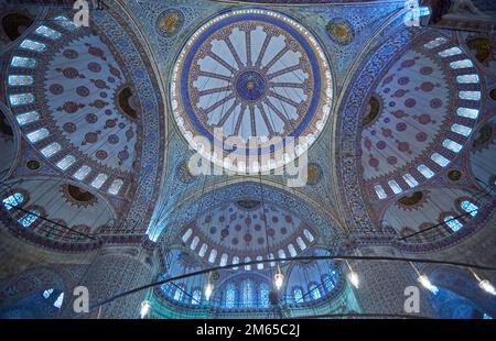 Istanbul, Turchia - 21 aprile 2017: Interno della Moschea Sultanahmet Moschea blu a Istanbul, Turchia Foto Stock