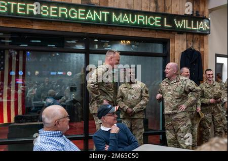 STATI UNITI Capo dell'aeronautica il Maestro di Sgt. Maurice L. Williams, centro, capo di comando, la Guardia Nazionale dell'aria, visite con il col. Stacy Kooistra, a sinistra, avvocato del giudice del personale, la Guardia Nazionale dell'aria del South Dakota e il Brig. Gregory Lair, a destra, assistente generale aggiunto per Air, South Dakota National Guard, alla South Dakota Military Heritage Alliance durante la visita di Williams a Sioux Falls, South Dakota, 4 aprile 2022. Durante la sua visita, Williams ha incontrato la leadership dell'ala Fighter 114th e ha appreso le modalità innovative con cui l'unità ha favorito le relazioni militari e veterane con il commu civile Foto Stock