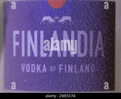 Helsinki, Finlandia - 2 gennaio 2023: Bottiglia ghiacciata di Vodka Finlandia Foto Stock