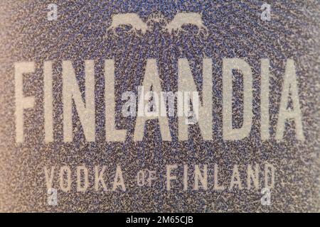 Helsinki, Finlandia - 2 gennaio 2023: Bottiglia ghiacciata di Vodka Finlandia Foto Stock