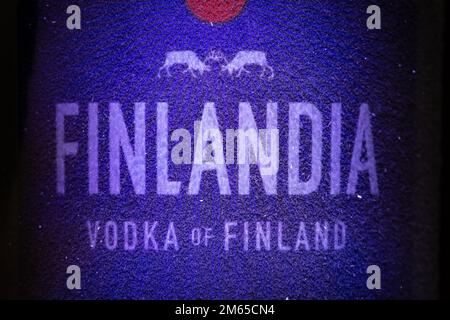 Helsinki, Finlandia - 2 gennaio 2023: Bottiglia ghiacciata di Vodka Finlandia Foto Stock