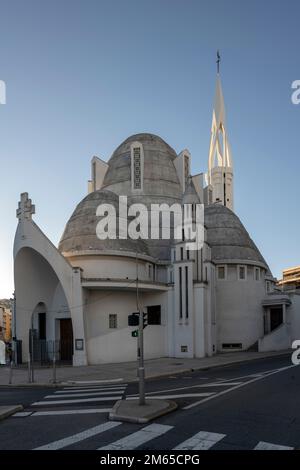 Bern, Kirche Ste-Jeanne-d’Arc, 1926 bis 1933 von Jacques Droz im Stil des Art Déco erbaut, Blick von Osten auf Kuppeln und Glockenturm Foto Stock