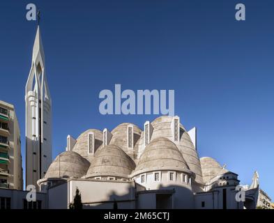 Süden, Kirche Ste-Jeanne-d’Arc, 1926 bis 1933 von Jacques Droz im Stil des Art Déco erbaut, Blick von Kuppeln und Glockenturm Foto Stock