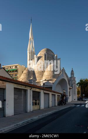 Süden, Kirche Ste-Jeanne-d’Arc, 1926 bis 1933 von Jacques Droz im Stil des Art Déco erbaut, Blick von Kuppeln und Glockenturm Foto Stock