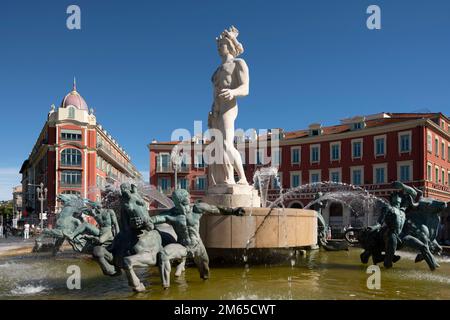 Nizza, Place Masséna, 1843-1844 von Joseph Vernier geplant, Südlicher Teil mit der Fontaine du Soleil Foto Stock