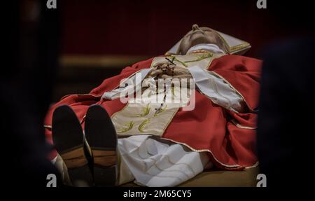 Vatikanstadt, Vaticano. 02nd Jan, 2023. Il corpo del defunto Papa Benedetto XVI è presentato in pubblico a San Basilica di Pietro. Il Papa emerito era morto sabato all'età di 95 anni. Credit: Michael Kappeler/dpa/Alamy Live News Foto Stock