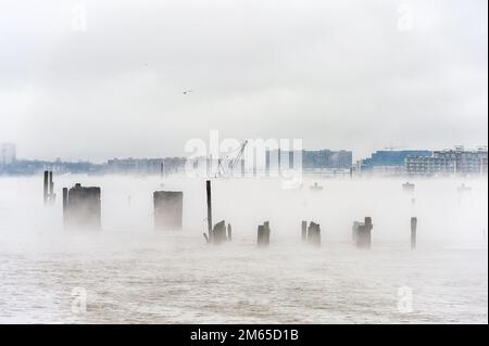 Fiume Hudson in inverno con Misty Edgewater paesaggio urbano in background. New Jersey, Stati Uniti Foto Stock