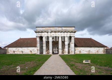 Arc-et-Senans, Saline Royal, 1779 von Claude-Nicolas Ledoux erbaut, Eingangsportikus mit Grotte Foto Stock
