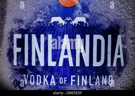 Helsinki, Finlandia - 2 gennaio 2023: Bottiglia ghiacciata di Vodka Finlandia Foto Stock