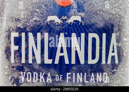 Helsinki, Finlandia - 2 gennaio 2023: Bottiglia ghiacciata di Vodka Finlandia Foto Stock