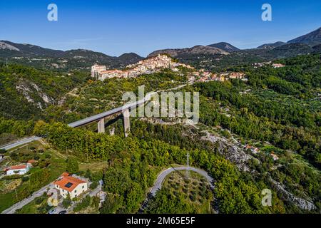 Panorama della città medievale di Rivello in Basilicata. Spiccano gli edifici delle due chiese. Provincia di potenza, Italia Foto Stock