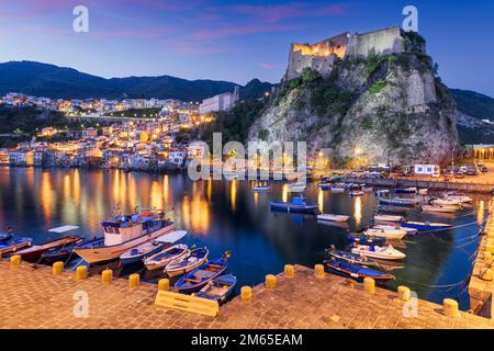 Scilla, Italia paesaggio urbano a Reggio Calabria nel porto all'alba. Foto Stock