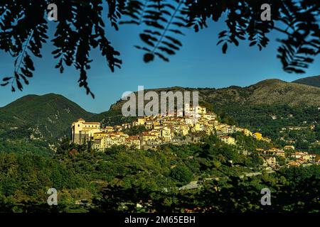 Panorama della città medievale di Rivello in Basilicata. Spiccano gli edifici delle due chiese. Provincia di potenza, Italia Foto Stock