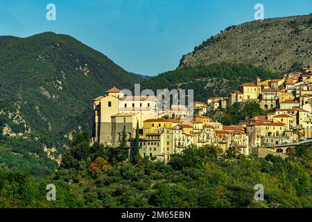 Panorama della città medievale di Rivello in Basilicata. Alla fine del paese si trova la Chiesa di Santa Maria del Poggio. Rivello, Basilicata Foto Stock