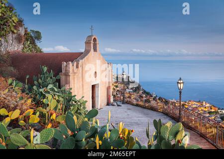 Taormina, Sicilia, Italia con l'antica Chiesa di San Biagio al tramonto. Foto Stock