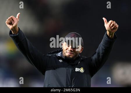 Swansea, Regno Unito. 02nd Jan, 2023. Vincent Kompany, il manager del Burnley FC festeggia alla fine della partita. Partita di campionato EFL Skybet, Swansea City contro Burnley al Swansea.com° stadio di Swansea, Galles, lunedì 2nd gennaio 2023. Questa immagine può essere utilizzata solo per scopi editoriali. Solo per uso editoriale, licenza richiesta per uso commerciale. Non è utilizzabile nelle scommesse, nei giochi o nelle pubblicazioni di un singolo club/campionato/giocatore. pic di Andrew Orchard/Andrew Orchard sports photography/Alamy Live news Credit: Andrew Orchard sports photography/Alamy Live News Foto Stock