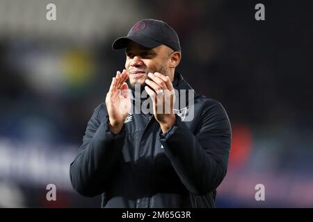 Swansea, Regno Unito. 02nd Jan, 2023. Vincent Kompany, il manager del Burnley FC festeggia alla fine della partita. Partita di campionato EFL Skybet, Swansea City contro Burnley al Swansea.com° stadio di Swansea, Galles, lunedì 2nd gennaio 2023. Questa immagine può essere utilizzata solo per scopi editoriali. Solo per uso editoriale, licenza richiesta per uso commerciale. Non è utilizzabile nelle scommesse, nei giochi o nelle pubblicazioni di un singolo club/campionato/giocatore. pic di Andrew Orchard/Andrew Orchard sports photography/Alamy Live news Credit: Andrew Orchard sports photography/Alamy Live News Foto Stock