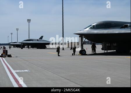 I capi dell'equipaggio assegnati allo Squadrone di manutenzione dell'aeromobile 509th preparano un bombardiere stealth B-2 Spirit per un pozzo caldo rifornito, alla base dell'aeronautica militare di Whiteman, Missouri, 4 aprile 2022. Exercise Agile Tiger promuove la resilienza, l'innovazione, la competitività e il miglioramento dei processi, tutti i talenti necessari per affrontare le complesse sfide di oggi. Foto Stock