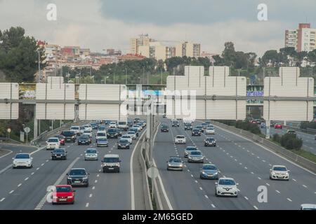 A partire dal 1° gennaio 2023, tutti i comuni spagnoli con più di 50.000 abitanti, territori insulari e quelli con una popolazione di oltre 20.000 persone che superano i valori limite per gli inquinanti regolamentati dovranno applicare nei loro territori zone a basse emissioni (ZBE). Circa 150 comuni spagnoli, in cui vivono un totale di 25 milioni di persone e circa il 53% della popolazione nazionale (secondo i calcoli di diverse organizzazioni), sono quelli che devono attuare le ZE, che implica misure come limitare l'accesso a determinati veicoli a quelle zone, promuovere Collect Foto Stock