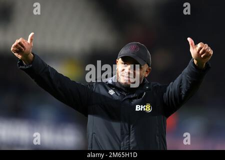 Swansea, Regno Unito. 02nd Jan, 2023. Vincent Kompany, il manager del Burnley FC festeggia alla fine della partita. Partita di campionato EFL Skybet, Swansea City contro Burnley al Swansea.com° stadio di Swansea, Galles, lunedì 2nd gennaio 2023. Questa immagine può essere utilizzata solo per scopi editoriali. Solo per uso editoriale, licenza richiesta per uso commerciale. Non è utilizzabile nelle scommesse, nei giochi o nelle pubblicazioni di un singolo club/campionato/giocatore. pic di Andrew Orchard/Andrew Orchard sports photography/Alamy Live news Credit: Andrew Orchard sports photography/Alamy Live News Foto Stock