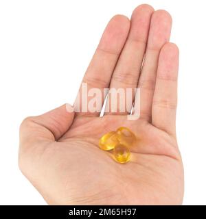 Tenere olio di pesce mangiare Capsules olio di pesce isolato su sfondo bianco. Foto Stock