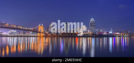 Cincinnati, Ohio, Stati Uniti d'America skyline del centro e il ponte sul fiume al tramonto. Foto Stock