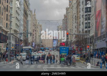 Madrid, Madrid, Spagna. 2nd Jan, 2023. A partire dal 1° gennaio 2023, tutti i comuni spagnoli con più di 50.000 abitanti, territori insulari e quelli con una popolazione di oltre 20.000 persone che superano i valori limite per gli inquinanti regolamentati dovranno applicare nei loro territori zone a basse emissioni (ZBE). Circa 150 comuni spagnoli, in cui vivono un totale di 25 milioni di persone e circa il 53% della popolazione nazionale (secondo i calcoli di diverse organizzazioni), sono quelli che devono attuare le ZE, il che implica misure come limitare l'accesso ad alcuni Foto Stock