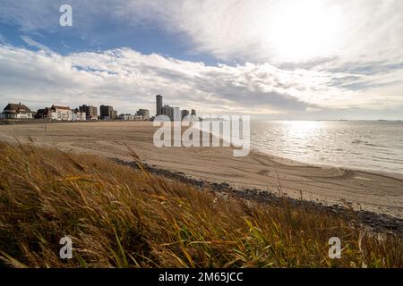 Spiaggia con lo skyline di Vlissingen, Paesi Bassi Foto Stock