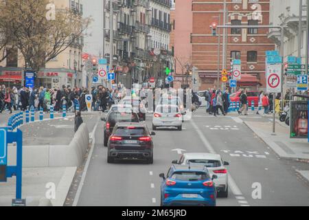 Madrid, Madrid, Spagna. 2nd Jan, 2023. A partire dal 1° gennaio 2023, tutti i comuni spagnoli con più di 50.000 abitanti, territori insulari e quelli con una popolazione di oltre 20.000 persone che superano i valori limite per gli inquinanti regolamentati dovranno applicare nei loro territori zone a basse emissioni (ZBE). Circa 150 comuni spagnoli, in cui vivono un totale di 25 milioni di persone e circa il 53% della popolazione nazionale (secondo i calcoli di diverse organizzazioni), sono quelli che devono attuare le ZE, il che implica misure come limitare l'accesso ad alcuni Foto Stock