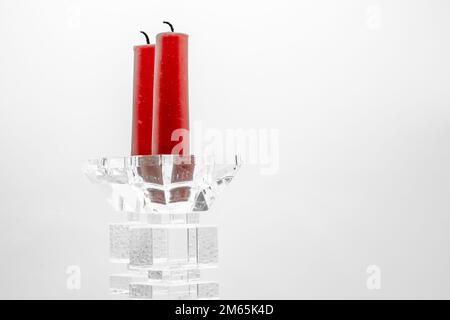 Candele bianche in vetro i titolari. Bellissimo rustico decorazione di  nozze. La luce di una candela che riflette nella finestra . Stile Loft  matrimonio. Sfondo sfocato Foto stock - Alamy