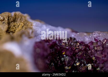 Guardando all'interno di un ametista geode, gemstone di cristallo. Dettaglio primo piano della bella struttura di diamante di cristallo di una pietra gemma. Foto Stock